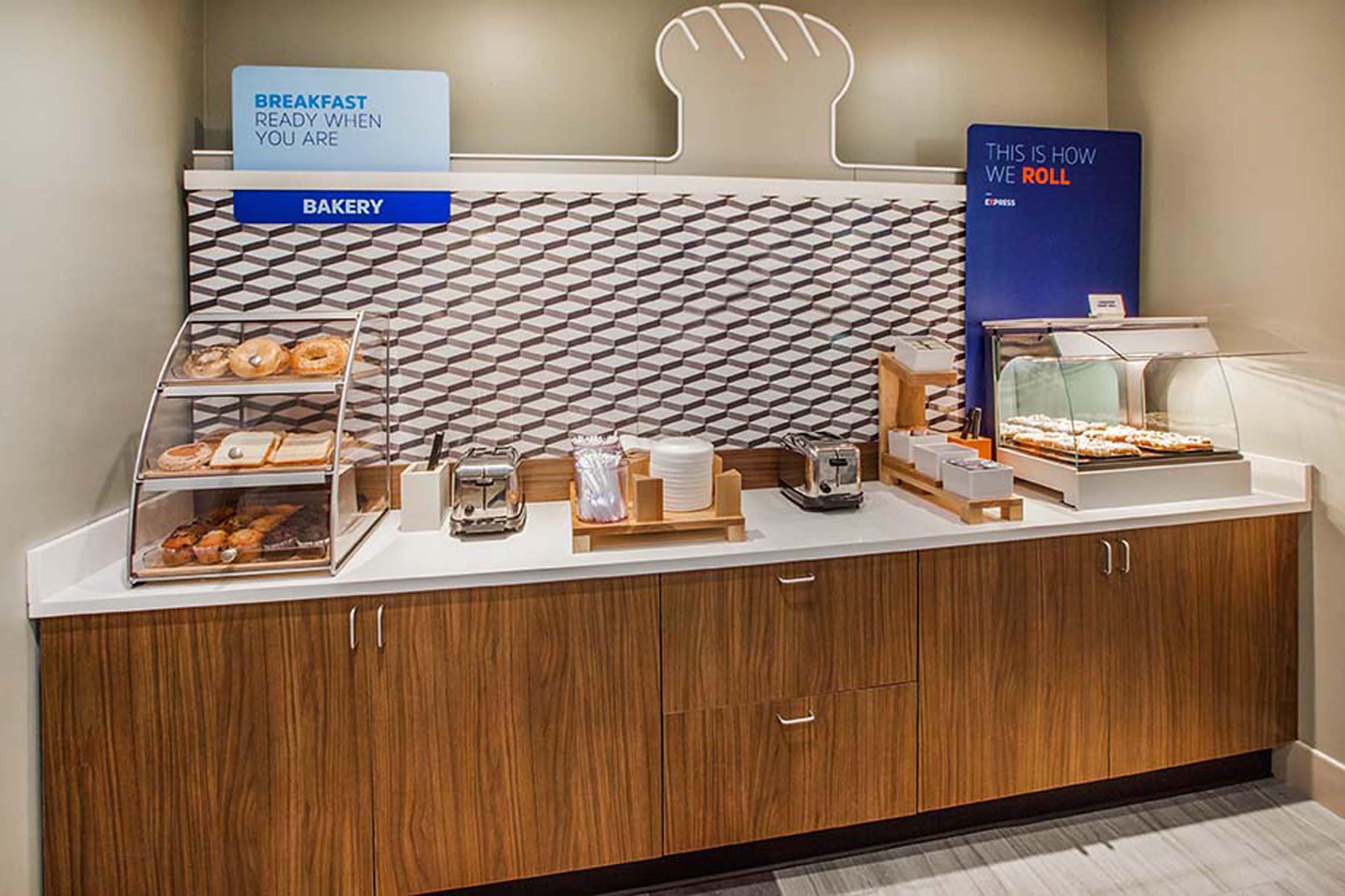 Holiday Inn Express Rome-East By Ihg Exteriör bild